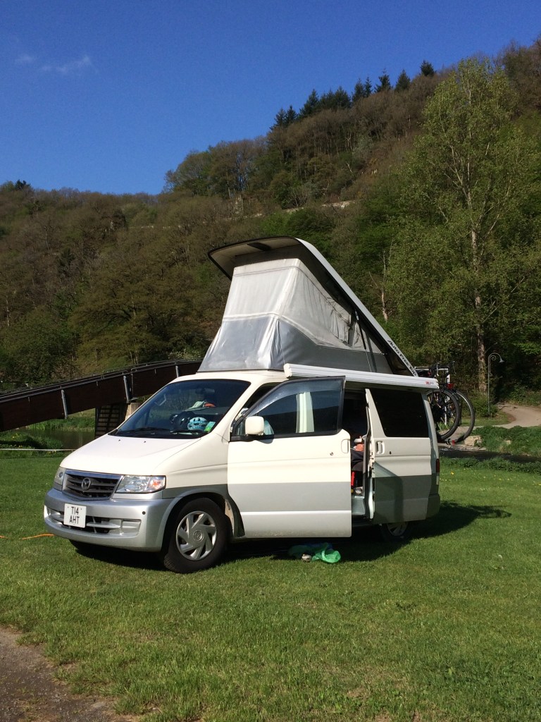 Morning decamp - the sun is shining and the racks are attached - Michelau